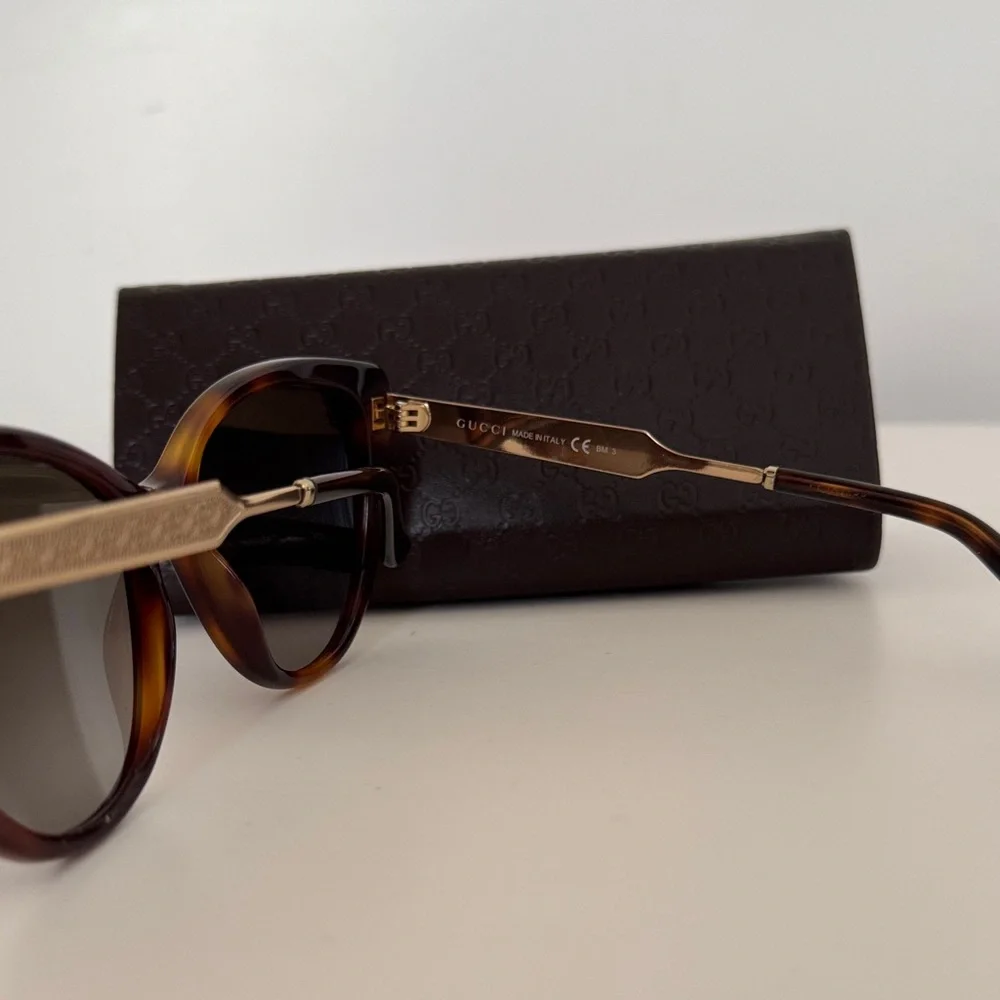 Gucci Tortoise Shell Sunglasses - Picture 4 of 4